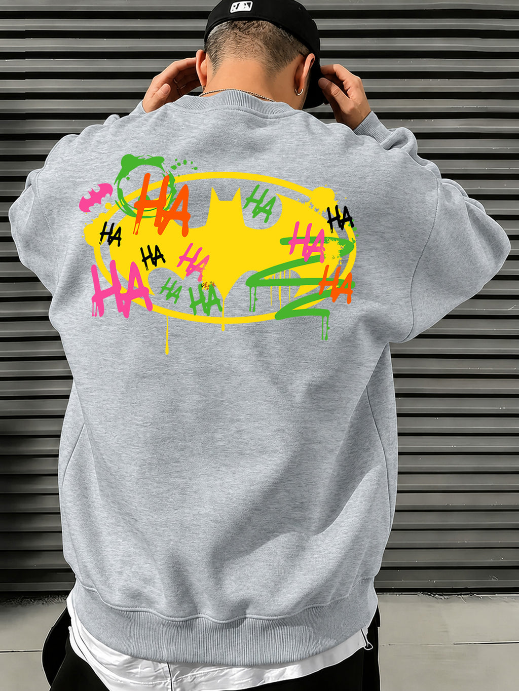 Official Warner Bros. Men's Fashion Trend Loose Fit Crew Neck Sweatshirt, Batman Joker HA Graffiti Ink Splatter Bat Logo Print Design, Versatile Long Sleeve Crew Neck Sweatshirt for Sports, Leisure, Commuting, Spring, Autumn, and Winter - Light Grey