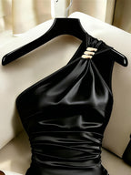 High-end Solid Color Satin One-Shoulder Dress with Metal Buckle, Side Pleats for Waist Definition, Summer Y2K Evening Party Temperament Fitted Mini Skirt - Black