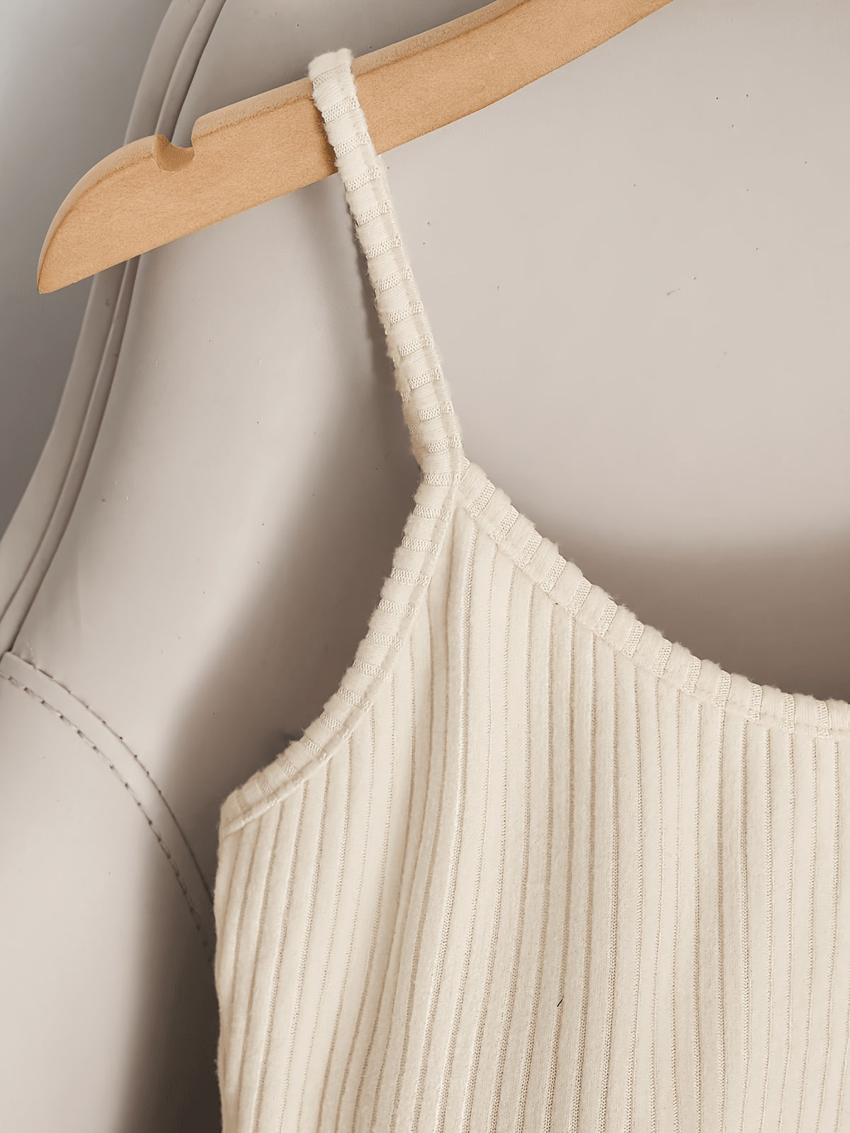 Y2K Style Solid Color Rib- Camisole Top - Sleeveless Round Neck Base Layer Shirt with Adjustable Straps, Medium Stretch Non-Sheer Base Layer Suitable for Spring/Autumn Layering, Machine Washable Casual Wear - Apricot
