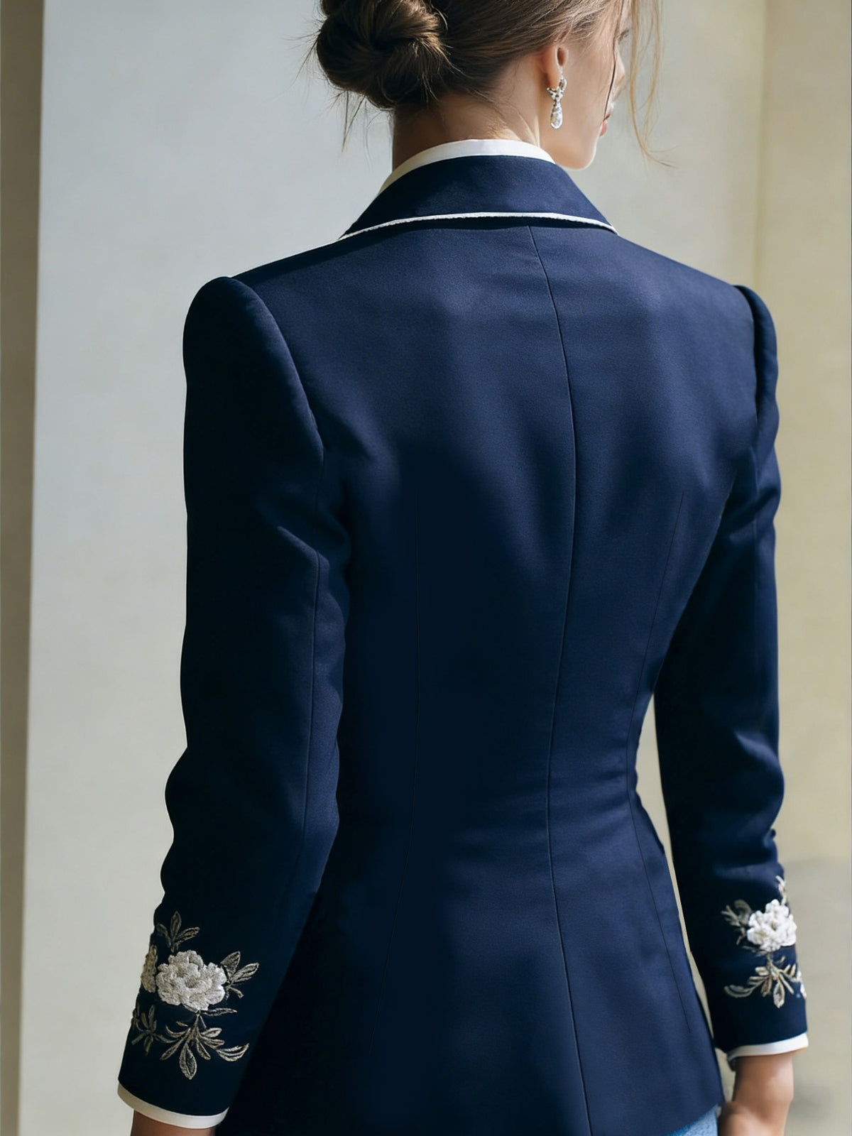 A Women'S Fashionable Daily Commuting Blazer with Floral Embroidery, Perfect for Everyday Work And Gatherings - Navy Color
