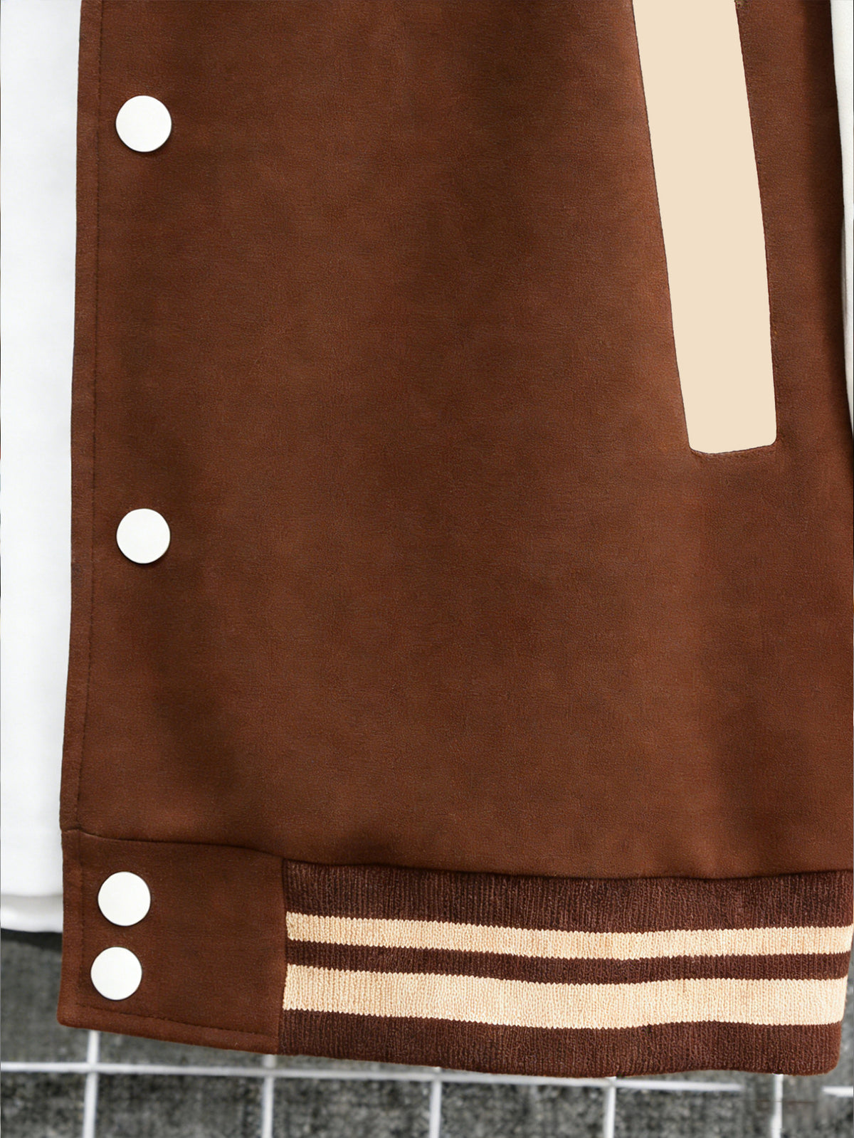 Men'S Trendy Baseball Jacket - LA WEST COAST Pattern - Contrast Sleeve Style - Button Closure And Stretch Fabric All-Season Versatile Comfortable Outerwear - Ideal for Outings, Travel, Friends Gatherings, And Commuting, Loose Fit Machine Washable - Dark Brown