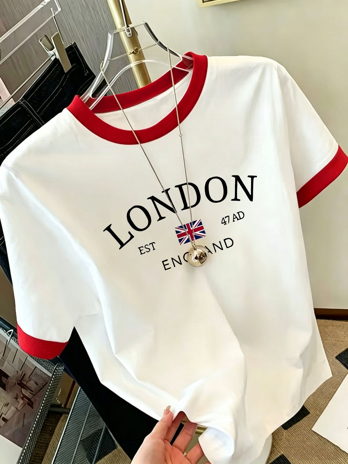 A Spring/summer Casual Loose-fitting T-shirt That Conceals Curves, Featuring a Versatile Color-blocked Round Neck and Short Sleeves, with a Simple and Stylish London Flag Letter Print Pattern. Women's Clothing - D374-L17570 - White Red