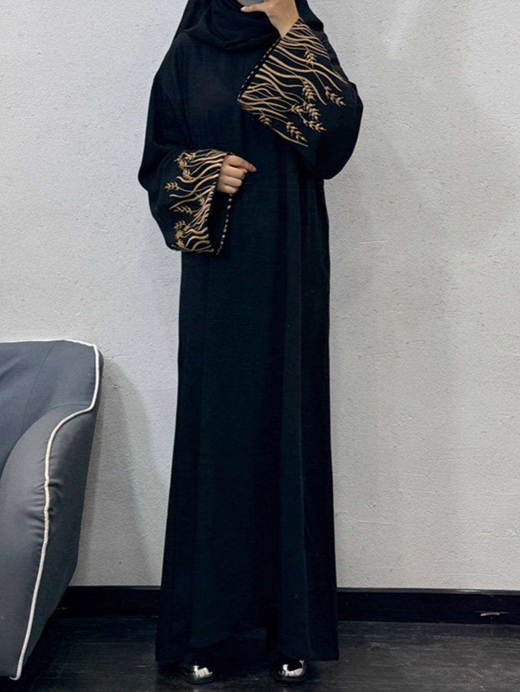 Elegant and Dignified Long Abaya, Black Robe with Solid-color Floral and Leaf-shaped Embroidery on the Cuffs, Breathable Fabric Long Dress, Suitable for Daily Casual Gatherings and Ramadan Prayers - Golden