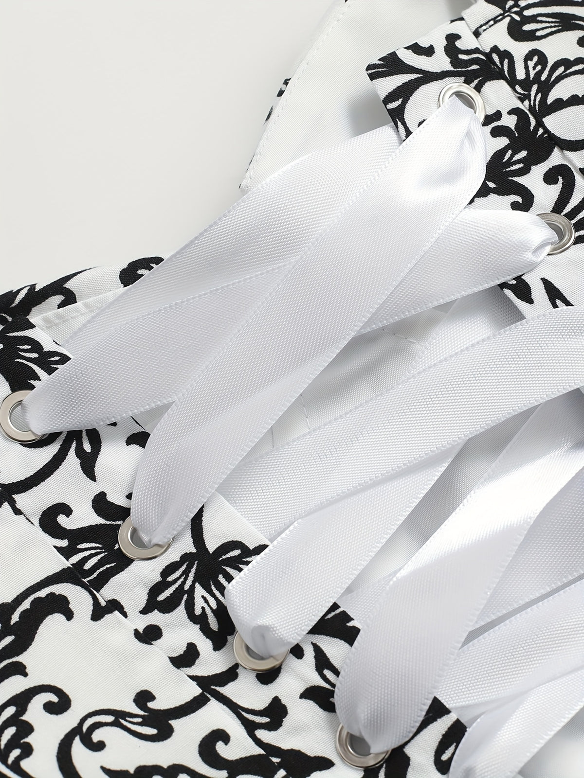 Elegant Special Vintage Floral Print Elegant Short Body-Shaping Camisole with Sexy Boning - Black and White Rattan