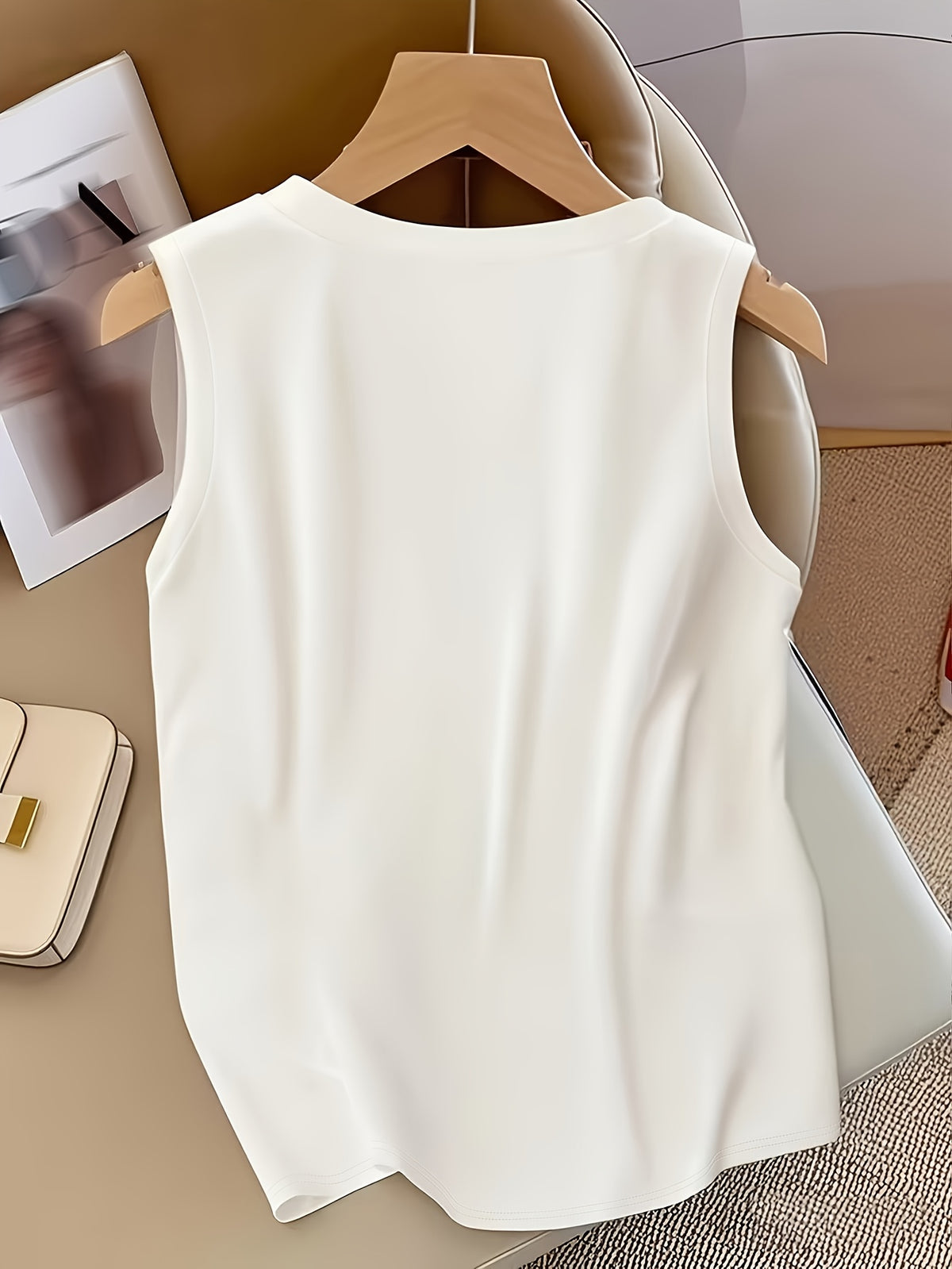 New Autumn/Winter Women's Sleeveless Tank Top with Exquisite Neckline Pendant Embellishment, Simple and Stylish Solid Color Slim-Fit Top, Elegant and Casual Versatile Cool and Breathable Base Layer (Necklace Not Included) - White