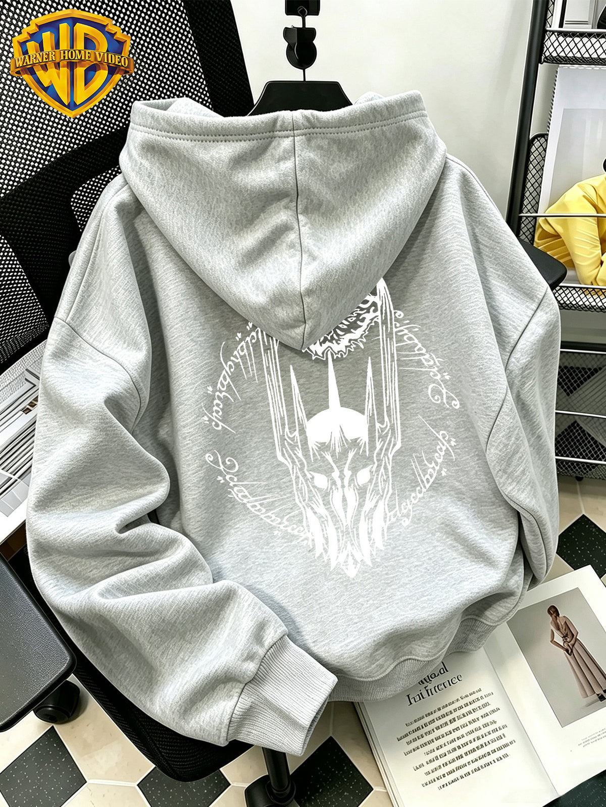 Authorized by Warner Bros., 2026 New Soren Helmet with White Line Print, Men'S Hoodie, Hooded Sweatshirt, Kangaroo Pocket And Drawstring Hat, Suitable for Daily And Outdoor Sports Wear, Autumn And Winter Warm Jacket, Fashionable Jacket - Light Grey