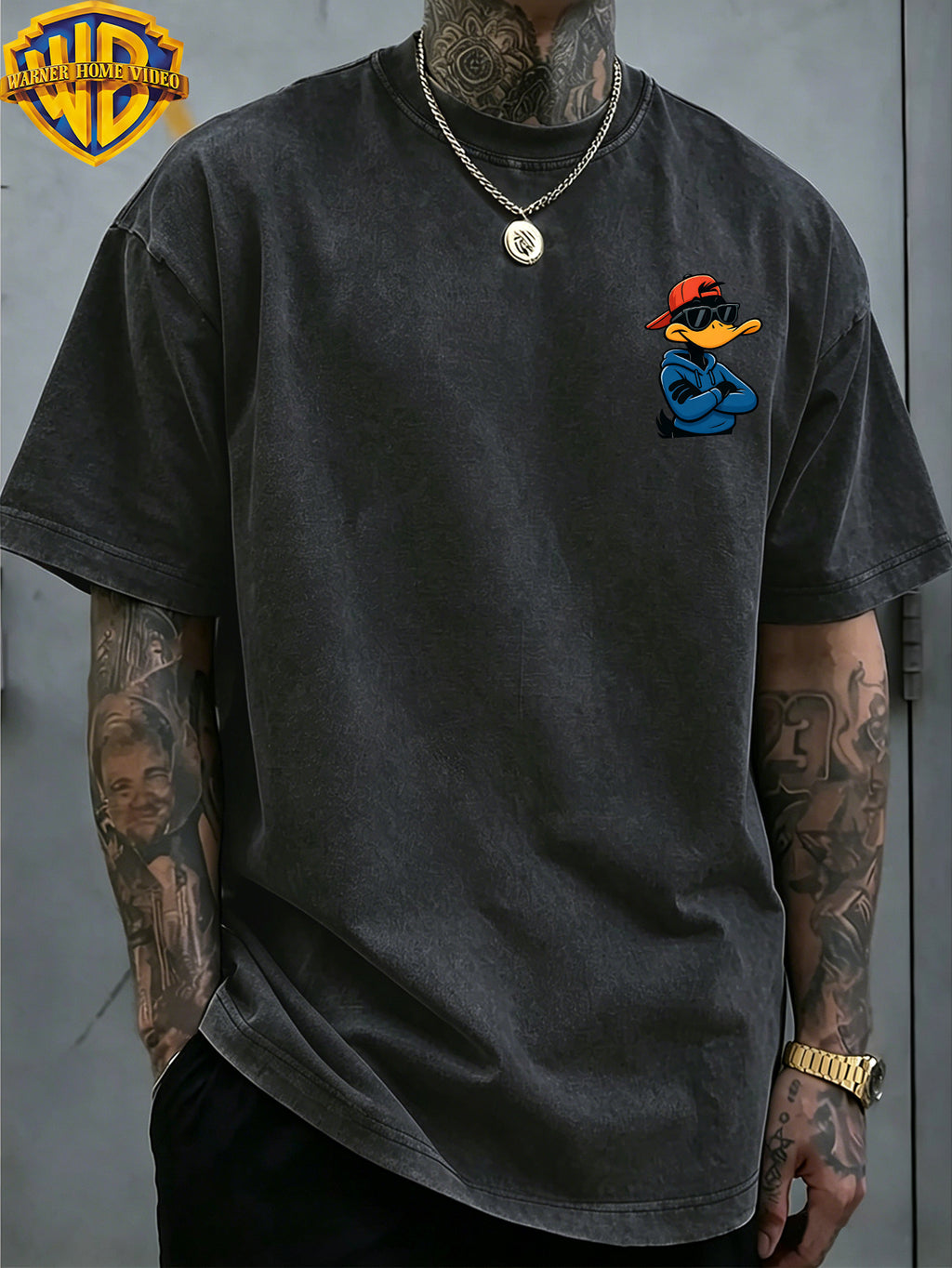[Warner Bros] Official Authorization, Men'S Short Sleeve Le Yi Tong Da Fei Duck Sunglasses Printed Design, American Retro Washed Distressed T-Shirt, Outdoor Sports And Leisure Clothing, Daily Commuting, Machine Washable - Black