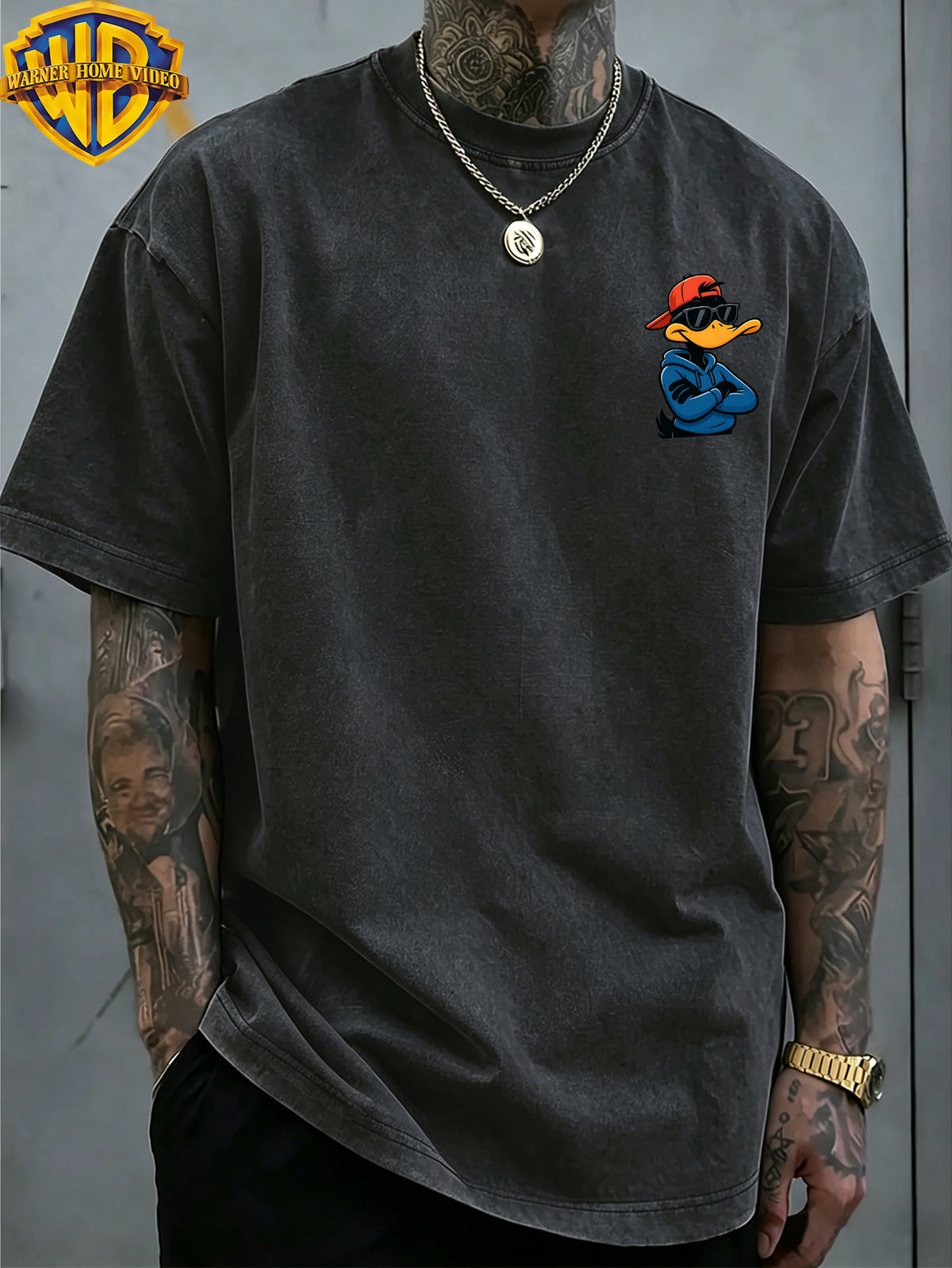 [Warner Bros] Official Authorization, Men'S Short Sleeve Le Yi Tong Da Fei Duck Sunglasses Printed Design, American Retro Washed Distressed T-Shirt, Outdoor Sports And Leisure Clothing, Daily Commuting, Machine Washable - Black