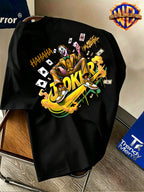 Warner Bros. Official Men's 100% Short-Sleeve T-Shirt, American Cool Vibe with Villain Illustration. Features a Simple Logo on the Chest and a Dynamic Joker Character Depiction on the Back, Incorporating American Streetwear Elements with Bold - Black