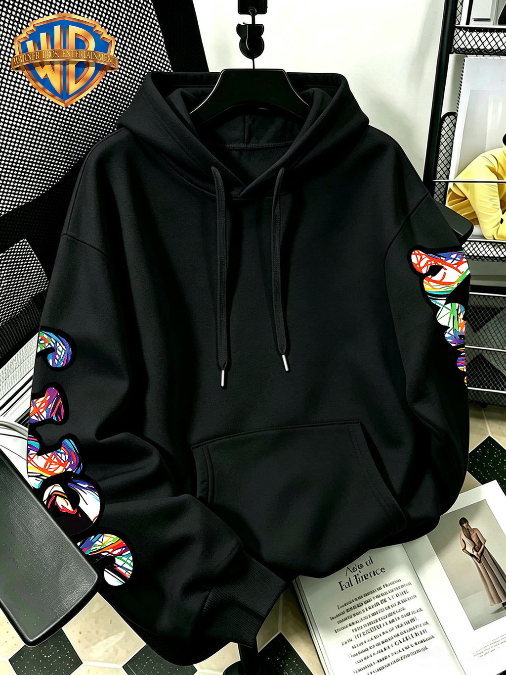 [Officially Licensed by Warner Bros] 1pc, American Colorful Line Cartoon Holding Drink Portrait Creative Casual Hoodie - Men'S Fashion Sweatshirt, Adjustable Drawstring Loose Comfortable Sweater, Suitable for Daily And Outdoor Wear - Black