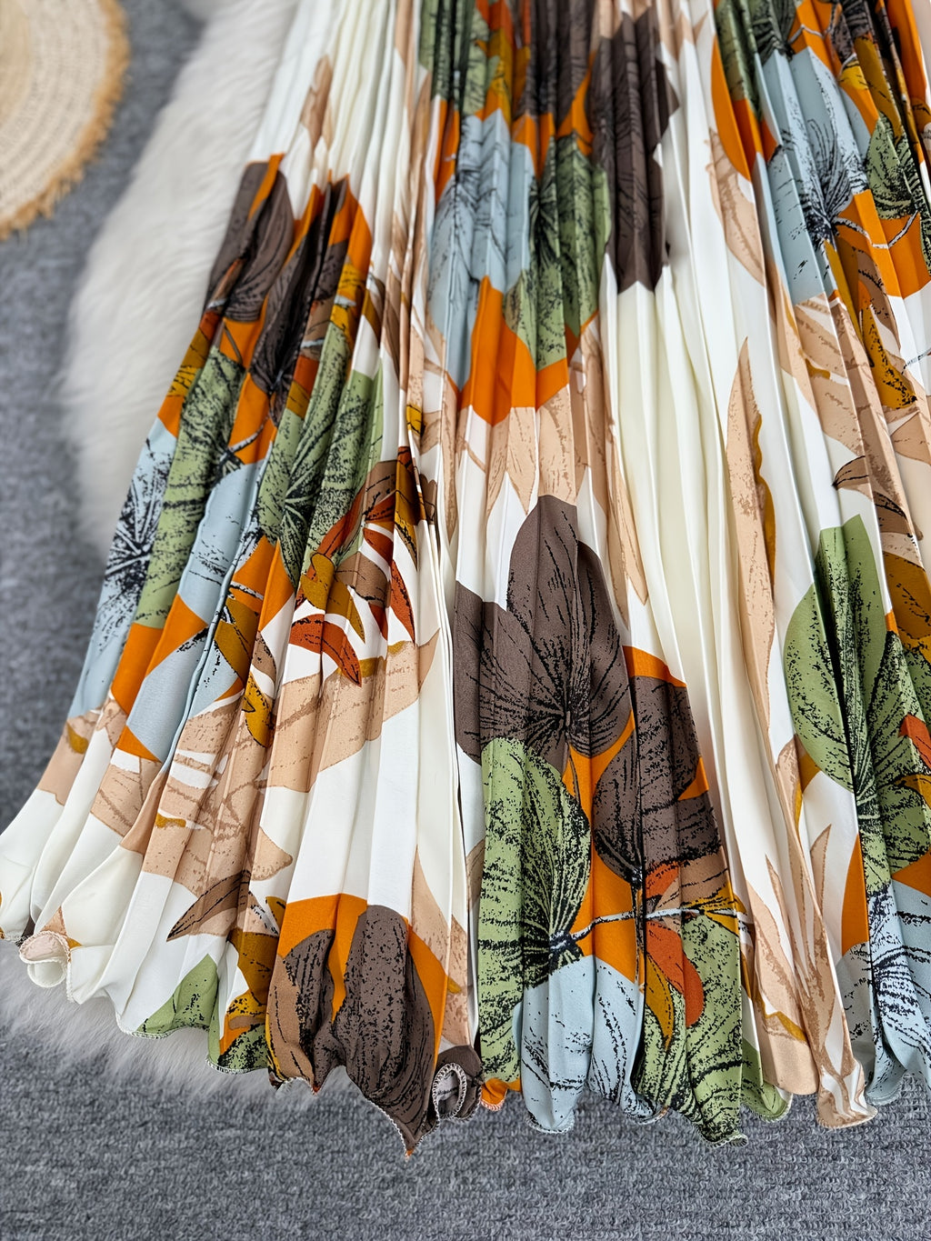 Vintage Print Pleated Elastic Waist Fashion Skirt for Women, High-Waisted A-Line Commuter Versatile Flared Long Skirt with a Draped Mermaid Tail - White
