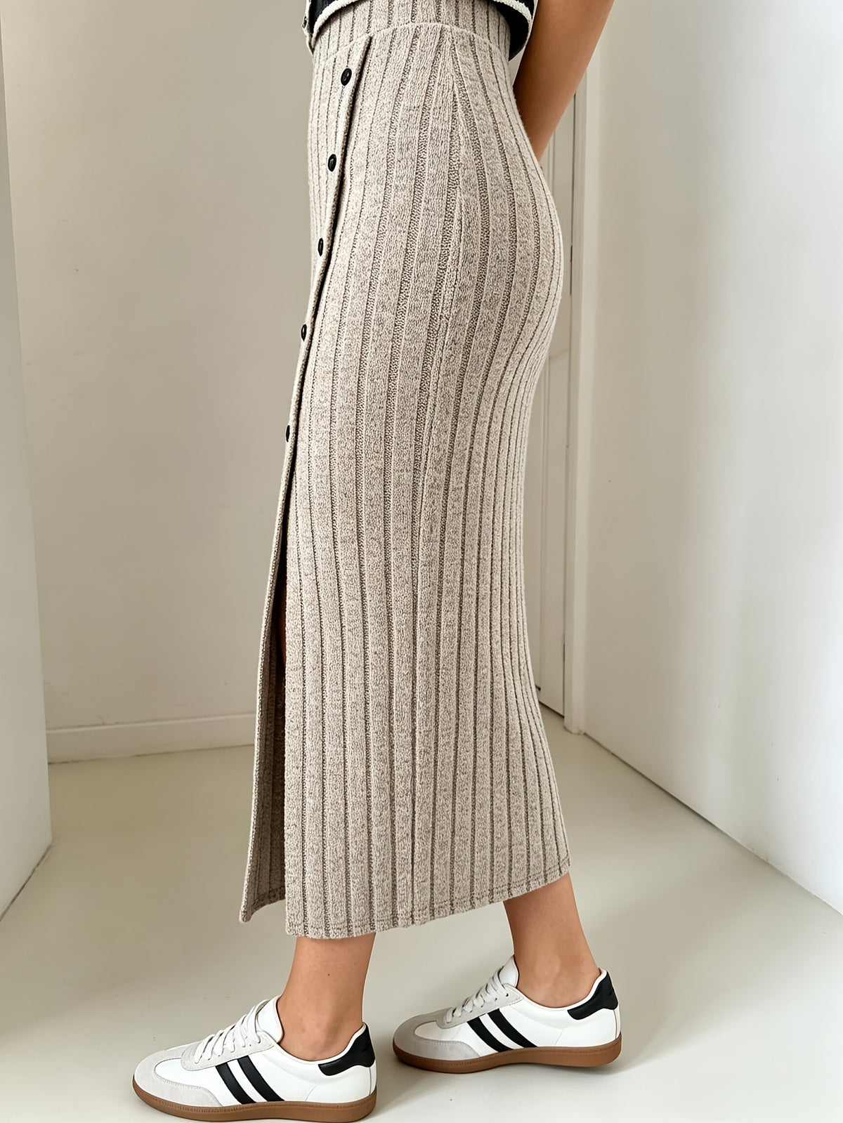 Spring And Autumn Season Women'S New Casual High-Waist Ribbed Button-Detail Slit Half-Skirt - Apricot