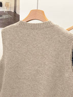 New Fashion Women'S Fresh Solid Color Short Round Neck Asymmetrical Button Accessory Design Fashion Sleeveless Beautiful Sweater Vest, Multi-Functional Vest, Suitable for Daily Commute, Home Comfort, Summer Nights, Parties And Gatherings - Khaki