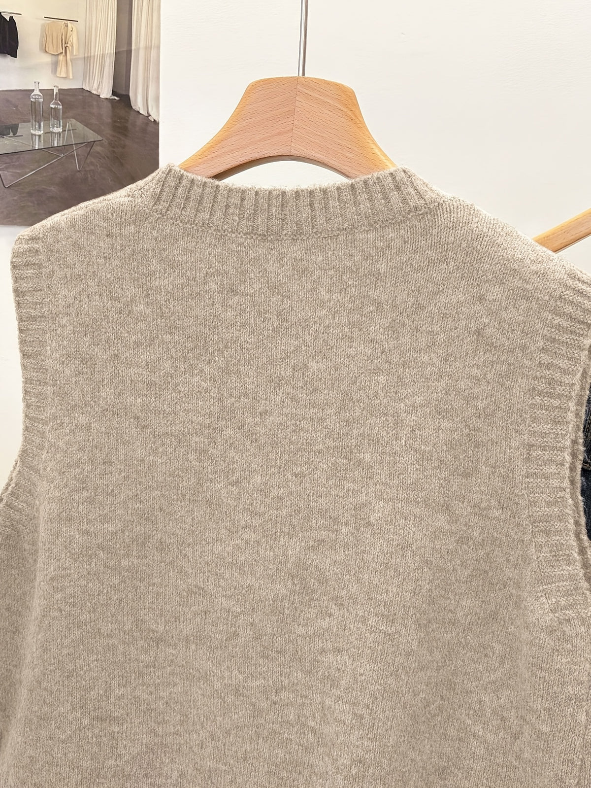 New Fashion Women'S Fresh Solid Color Short Round Neck Asymmetrical Button Accessory Design Fashion Sleeveless Beautiful Sweater Vest, Multi-Functional Vest, Suitable for Daily Commute, Home Comfort, Summer Nights, Parties And Gatherings - Khaki