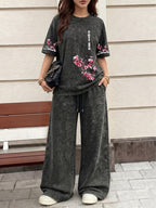 Japanese-style Sakura Cherry Blossom Print, Women's 2pcs Set, Featuring a Loose-fitting Casual Round-neck Short-sleeve T-shirt Made of Vintage Washed Fabric + Elastic Waist Drawstring Vintage Washed Casual Sporty Long Pants - Black+black