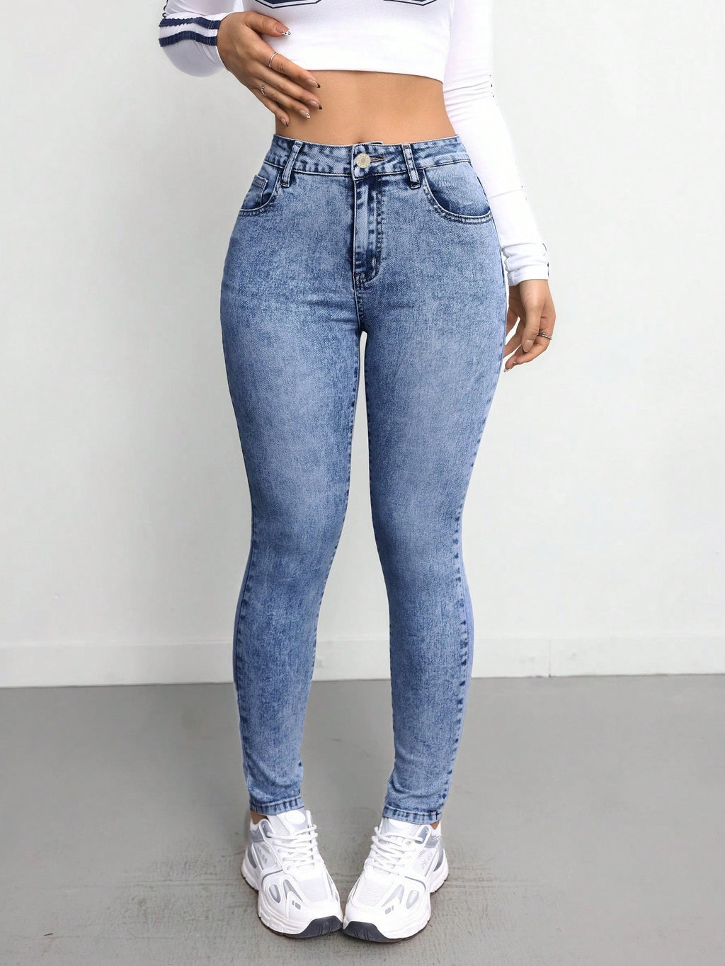 Fashionable and Comfortable Women's Skinny Jeans - Medium Blue
