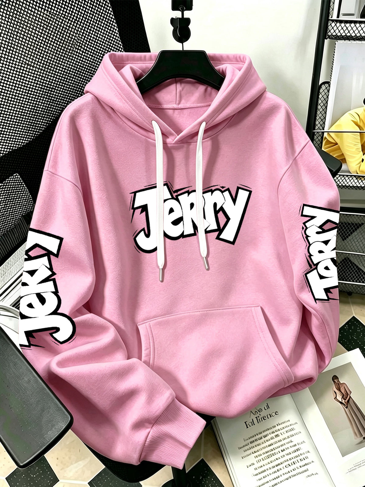 By Warner Bros., 2026 New Fun Cartoon Print, Men's Hoodie, Hooded Sweatshirt, Kangaroo Pocket and Drawstring Hat, Suitable for Daily and Outdoor Sports Wear, Autumn and Winter Warm Jacket, Fashionable Jacket - Pink Color
