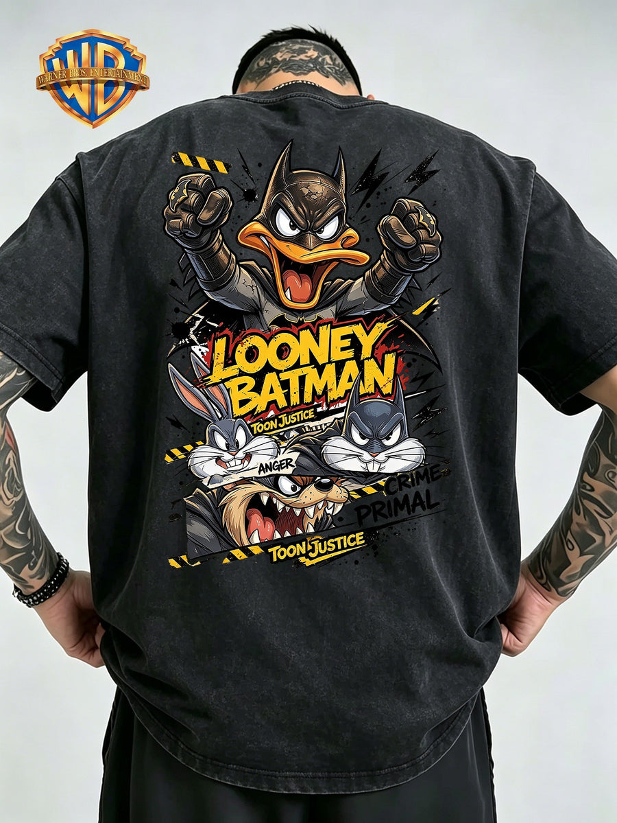 Men's Washed Short-Sleeve T-Shirt Featuring a Cartoon-style Batman-themed Duck on the Back, Paired with Lightning and Graffiti Elements to Convey a Sense of Dynamism and Power. A Small Graphic on the Chest Echoes the Theme, Blending Classic Animated - Black