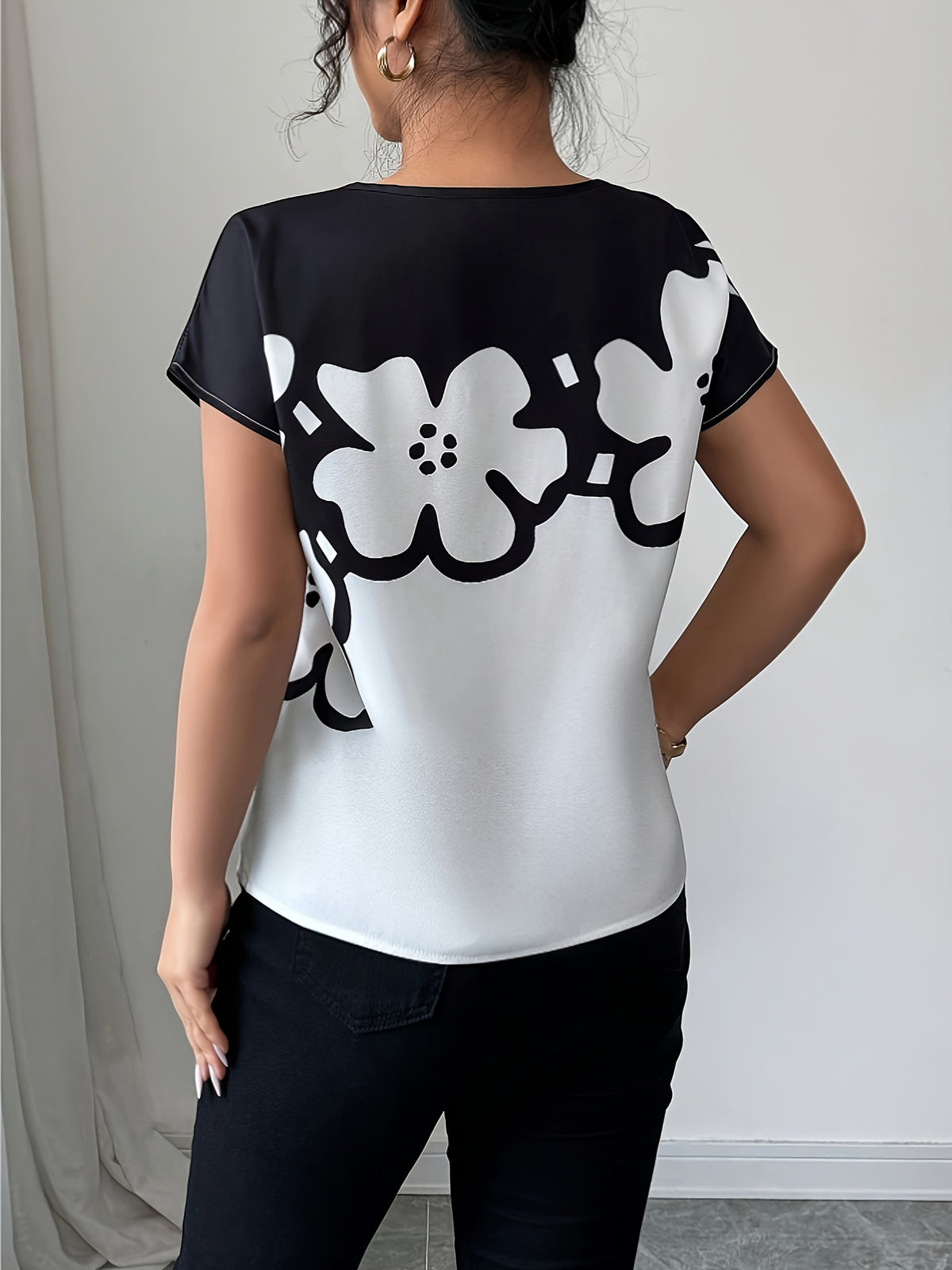 Style + Women's Elegant Commuter Floral Top YY0328720 - White