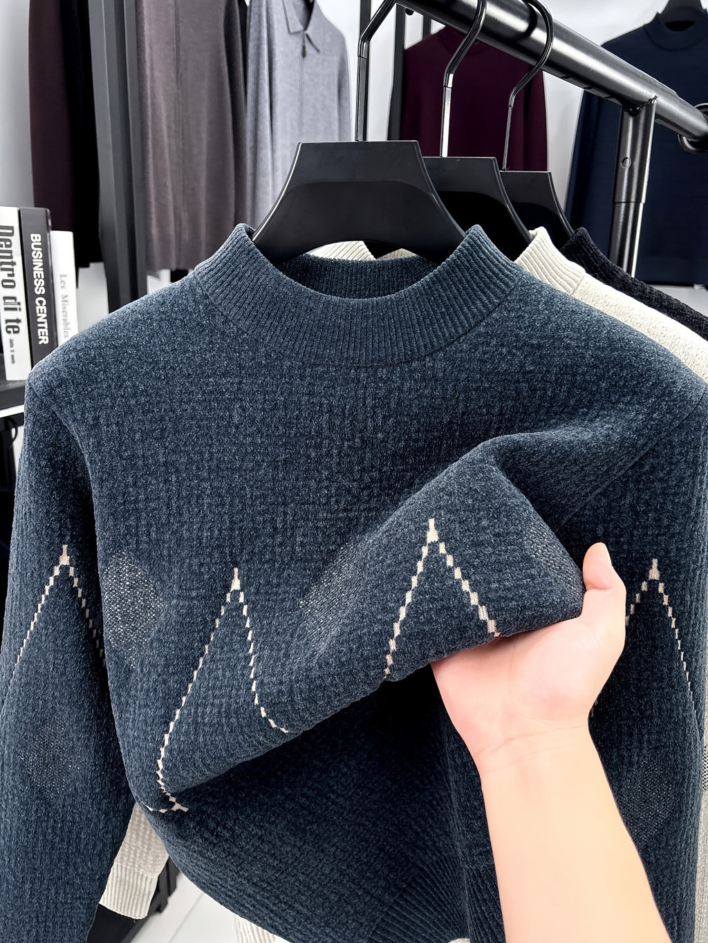 Minimalist Urban Crewneck Sweater for Portable Daily Commuting - Navy