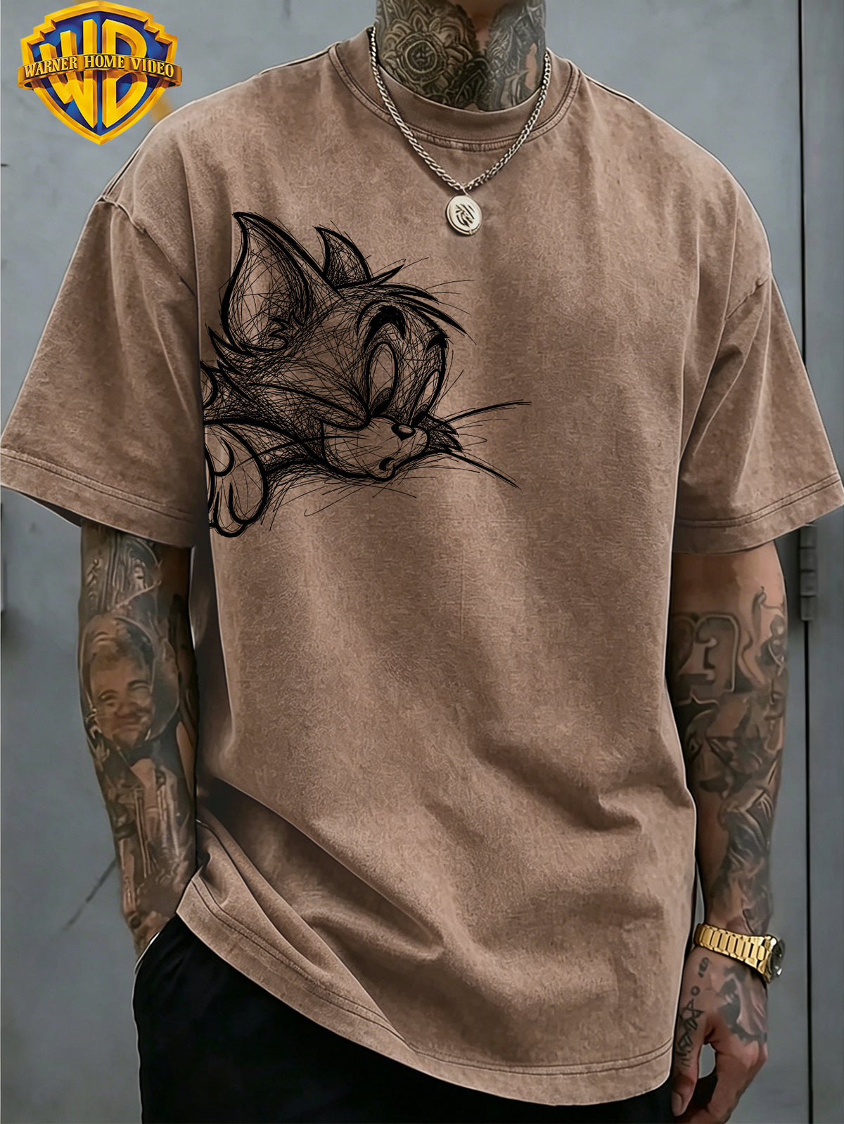 [Warner Bros] Official Authorization, Men's Short Sleeved Fun Cartoon Print Design, American Retro Washed Distressed T-shirt, Outdoor Sports and Leisure Clothing, Daily Commuting, Machine Washable - Coffee Brown