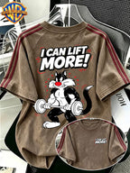 Warner Official Authorization, American Retro Men's Washed Short T-shirt, Silly Cat Vigorously Lifting Barbell, Fitness Hot Blooded Cartoon Print Pattern, Side Contrasting Stripes, Comfortable and Breathable, Suitable for Daily Commuting in Summer - Coffee Color