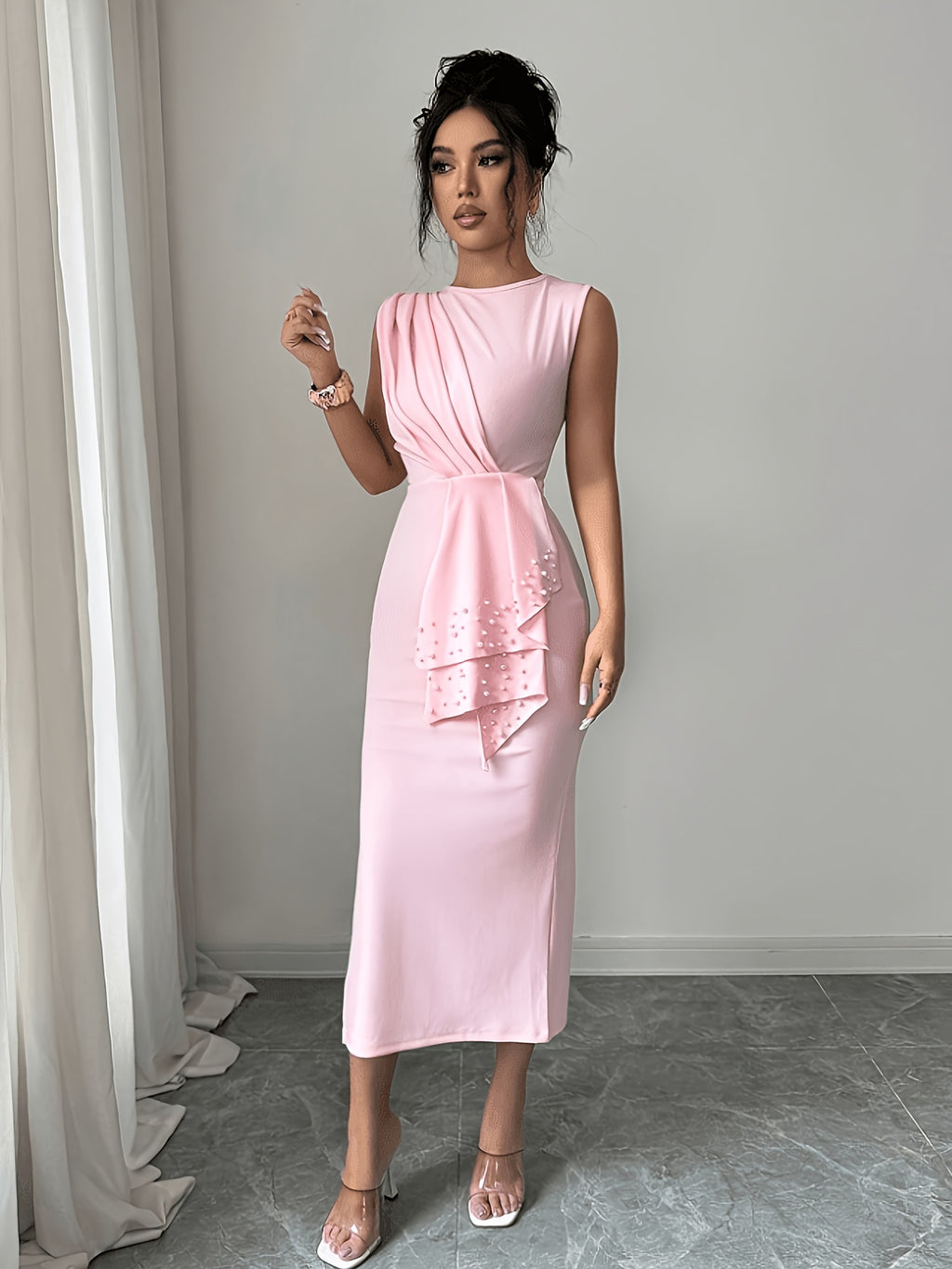 This Is a Stylish Women's Dress Suitable for Daily Wear and Special Occasions. It Features a Design with a Round Neckline and Is Adorned with Pearl Pleats, Making It an Ideal Bridesmaid Dress for Dates, Daily Commutes, Parties, and Banquets - pink