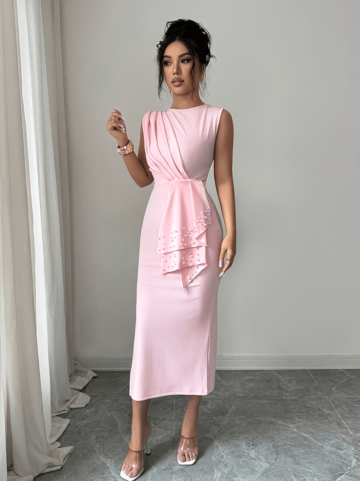 This Is a Stylish Women's Dress Suitable for Daily Wear and Special Occasions. It Features a Design with a Round Neckline and Is Adorned with Pearl Pleats, Making It an Ideal Bridesmaid Dress for Dates, Daily Commutes, Parties, and Banquets - pink