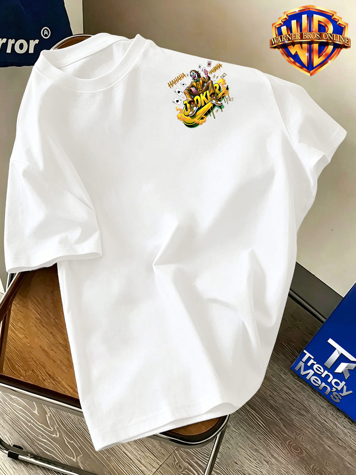 Warner Bros. Official Men's 100% Short-Sleeve T-Shirt, American Cool Vibe with Villain Illustration. Features a Simple Logo on the Chest and a Dynamic Joker Character Depiction on the Back, Incorporating American Streetwear Elements with Bold - White