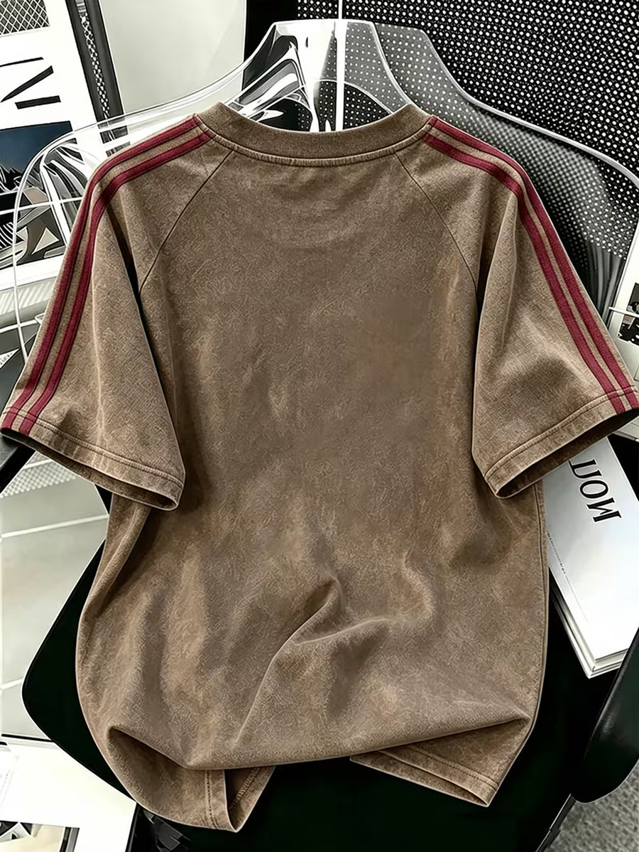By Warner Bros., This American Retro Men's Washed Short T-shirt Features Bold and Bold Lines, Joyful and Fun Printed Patterns, Side Contrasting Stripes, Comfortable and Breathable, Suitable for Daily Commuting in Summer - Coffee Color