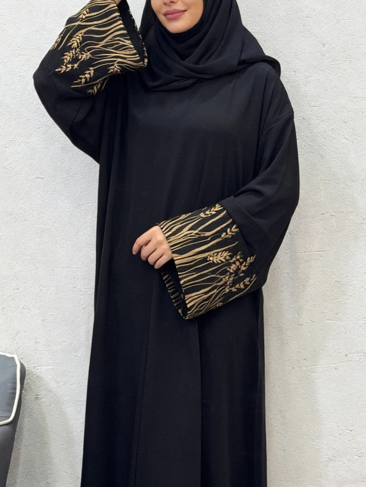 Elegant and Dignified Long Abaya, Black Robe with Solid-color Floral and Leaf-shaped Embroidery on the Cuffs, Breathable Fabric Long Dress, Suitable for Daily Casual Gatherings and Ramadan Prayers - Golden