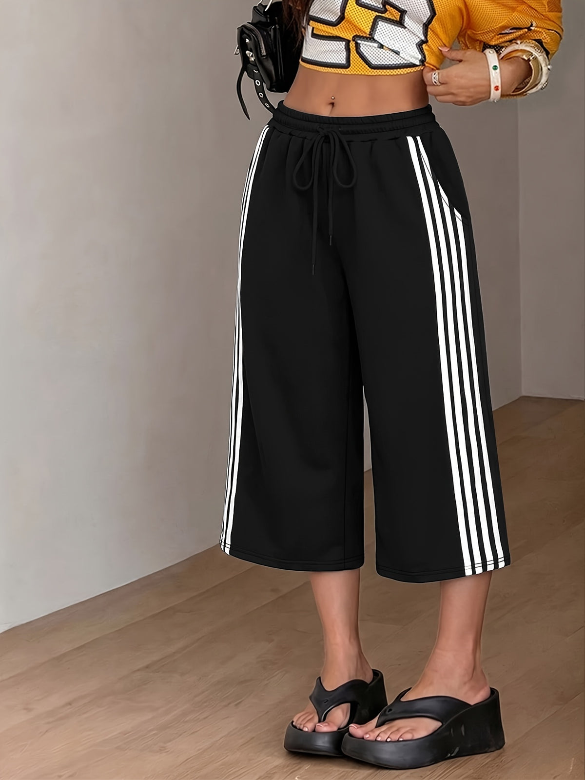 Loose-fitting, Comfortable, Versatile, and Trendy Women's Solid-color Casual Capri Pants with an Elastic Waistband - Black