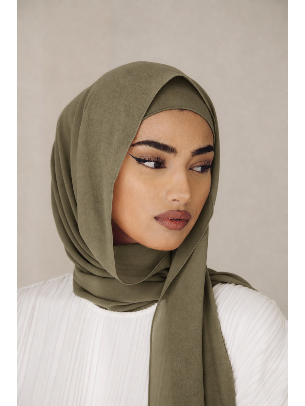 2pcs/Set Includes One Solid-Color Chiffon Headscarf And One Tube-Style Under-Cap. Made from High-Quality, Durable Chiffon, The Set Is Smooth, Comfortable, And Breathable. Suitable for Daily Wear, Commuting, And Eid Prayers; Perfect for All Seasons - Military Green