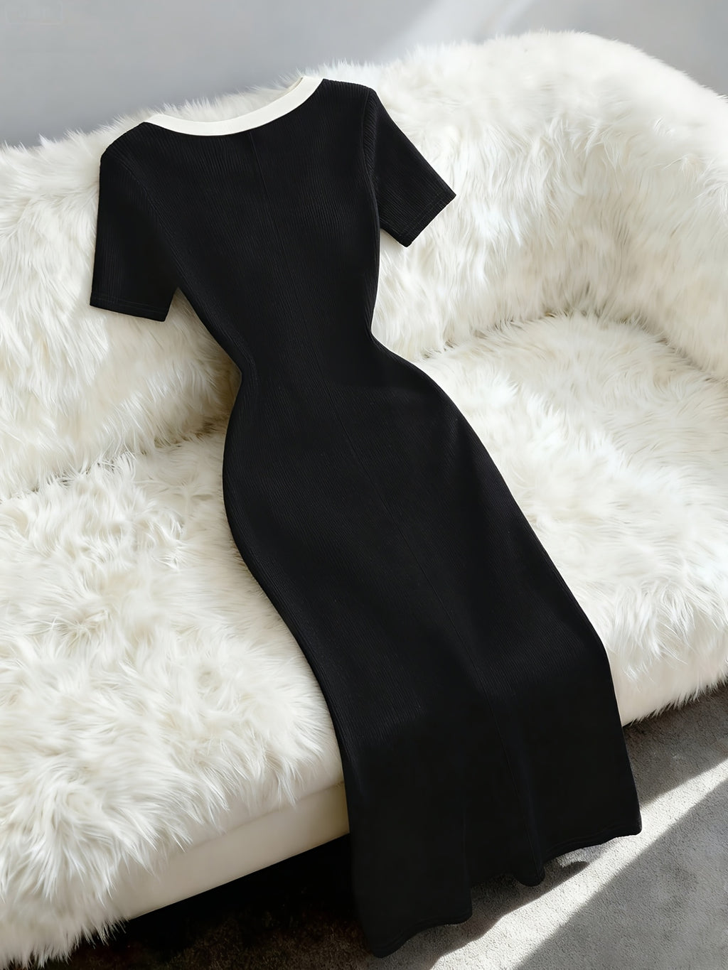 Ribbed Dress, Single-Breasted Slim-Fit Hip-Hugging Dress, Black and White Contrast Color Elegant Dress, Short-Sleeve Waist-Cinching Dress, High-End Little Black Dress, French-Style Elegant Dress, Light Luxury High-End Look, Vintage Classic Elegant - Black