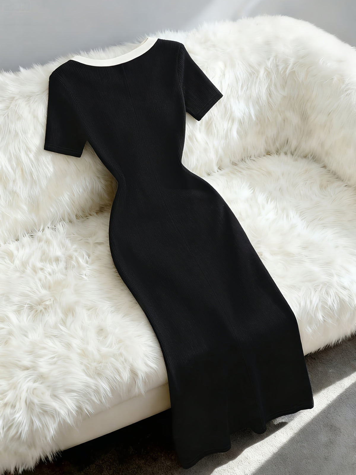 Ribbed Dress, Single-Breasted Slim-Fit Hip-Hugging Dress, Black and White Contrast Color Elegant Dress, Short-Sleeve Waist-Cinching Dress, High-End Little Black Dress, French-Style Elegant Dress, Light Luxury High-End Look, Vintage Classic Elegant - Black