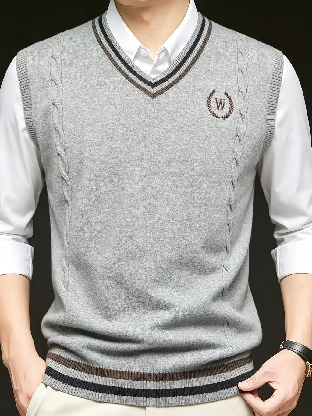 Back-to-school Season Vintage College Style Knitted Vest, Twisted Pattern Fried Dough Twists V-neck Vest, Embroidered Badge Contrast Stripe Sleeveless Sweater Vest, Comfortable and Skin-friendly, Easy to Match, Suitable for Daily Commuting Wear - Grey