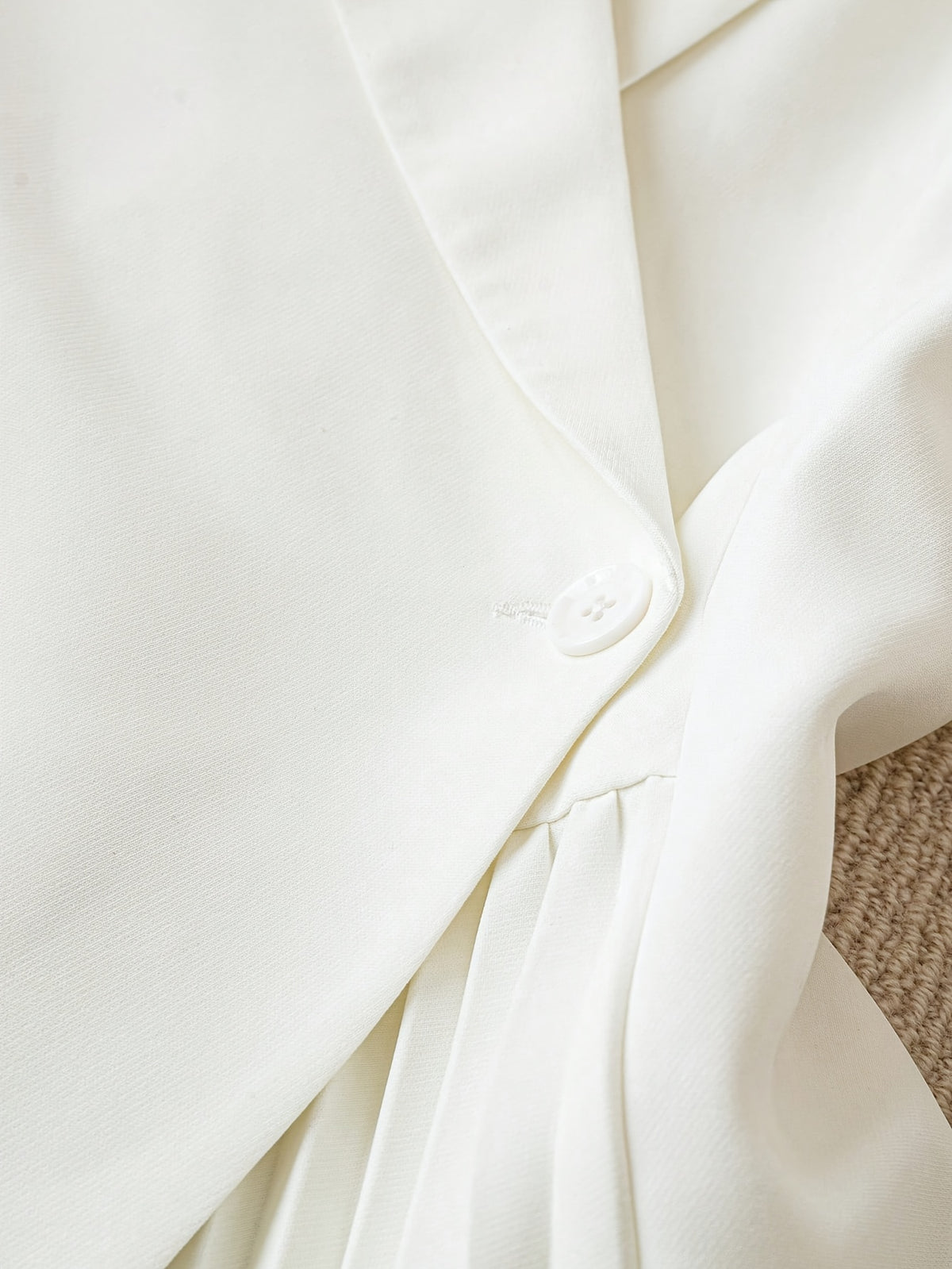 Elegant Women's Pleated Blazer - White