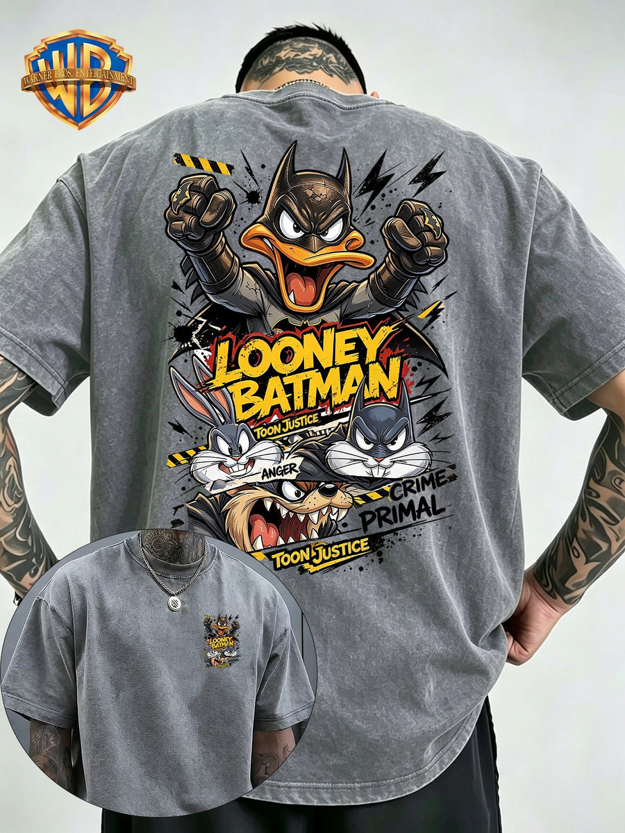 Men's Washed Short-Sleeve T-Shirt Featuring a Cartoon-style Batman-themed Duck on the Back, Paired with Lightning and Graffiti Elements to Convey a Sense of Dynamism and Power. A Small Graphic on the Chest Echoes the Theme, Blending Classic Animated - Grey