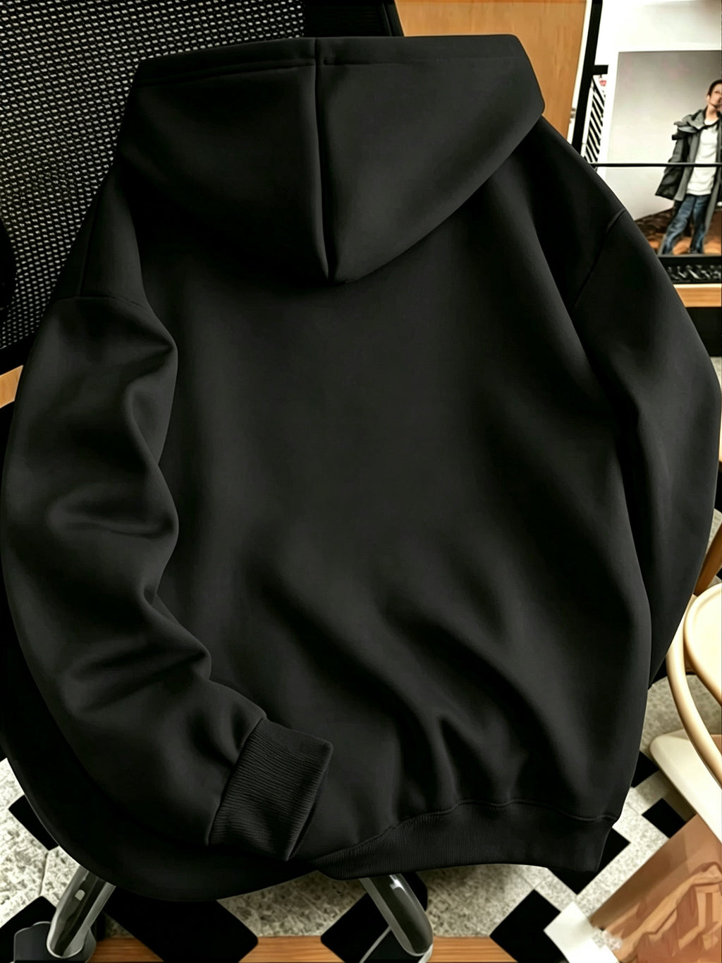 Men's Cursive Handwritten Horizontal Line Decorative Print Hooded Sweatshirt, Simple and Trendy Black Pullover Top for Men - Black