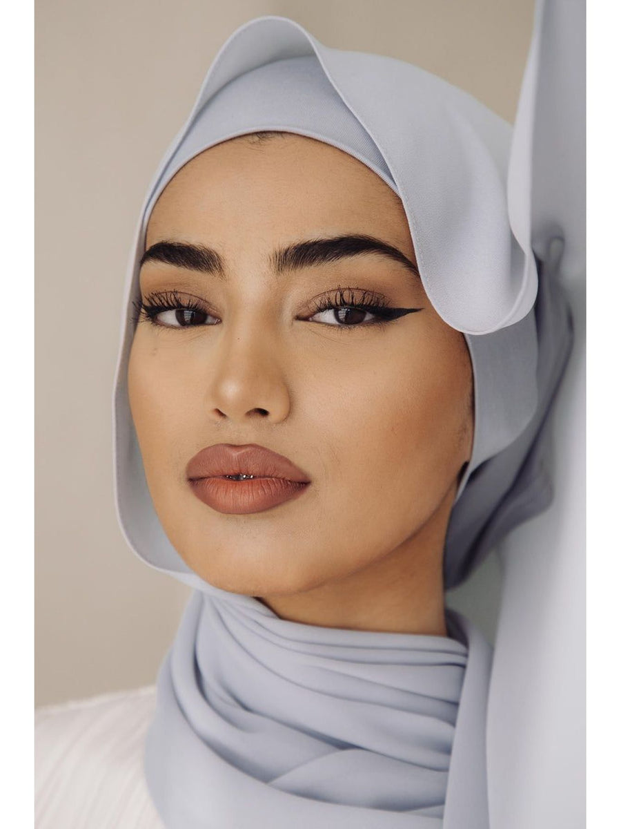 2pcs/Set Includes One Solid-Color Chiffon Headscarf And One Tube-Style Under-Cap. Made from High-Quality, Durable Chiffon, The Set Is Smooth, Comfortable, And Breathable. Suitable for Daily Wear, Commuting, And Eid Prayers; Perfect for All Seasons - Silvery Grey