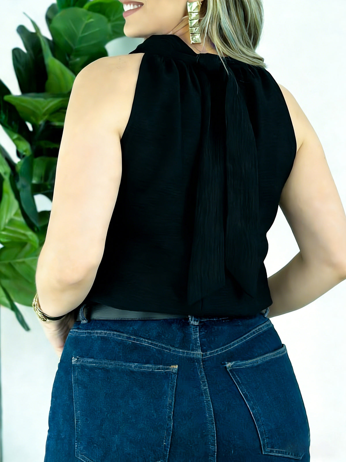 Solid Color Sleeveless Halter Neck Fashion Top - Black