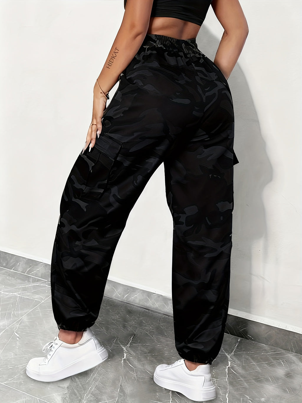 Women'S Camouflage Cargo Pants with Large Pockets, Featuring an Elastic Waistband with Drawstring And Tapered Cuffs, Suitable for Everyday Outdoor Leisure - Black Camouflage