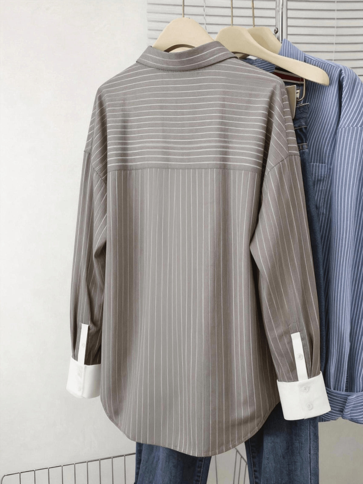 Women's New Spring/Summer Contrast Cuff Shirt, Navy Stripe Print Oversized Loose Fit Shirt with White Buttons, Lapel Collar and Long Sleeves, Suitable for Urban Commuting and Street Style, Relaxed Fit, Contemporary Classic, Gender-Neutral Fashion - Khaki