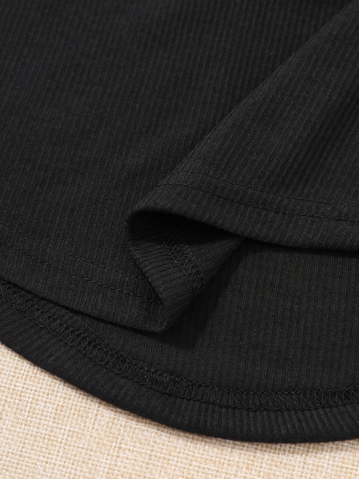 A Solid Color Cropped Short-Sleeve T-Shirt for Women That Highlights The Figure, Perfect for Spring And Summer - Black