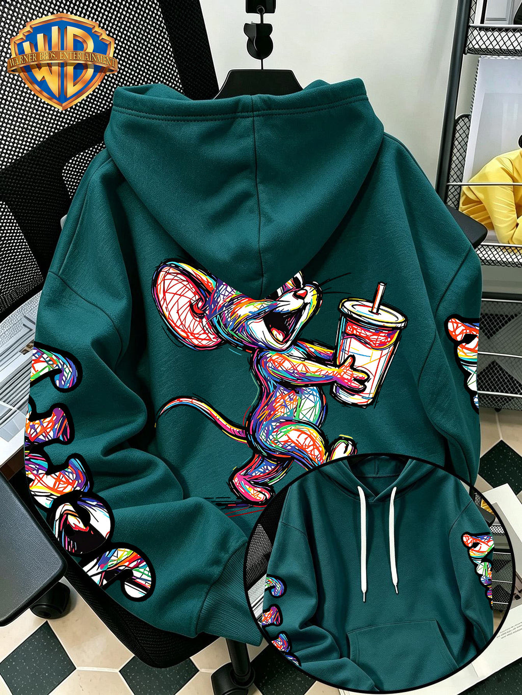 [Officially Licensed by Warner Bros] 1pc, American Colorful Line Cartoon Holding Drink Portrait Creative Casual Hoodie - Men'S Fashion Sweatshirt, Adjustable Drawstring Loose Comfortable Sweater, Suitable for Daily And Outdoor Wear - Green
