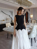 Elegant, Exquisite And Fashionable Women'S Bridesmaid Dress, Black And White Color-Blocking Design, Round Neck Sleeveless Style, Black Slim Fit Waist-Cinching Upper Part, White Base with Black Polka Dots Large Hem Lower Part, A-Line Dress - Black