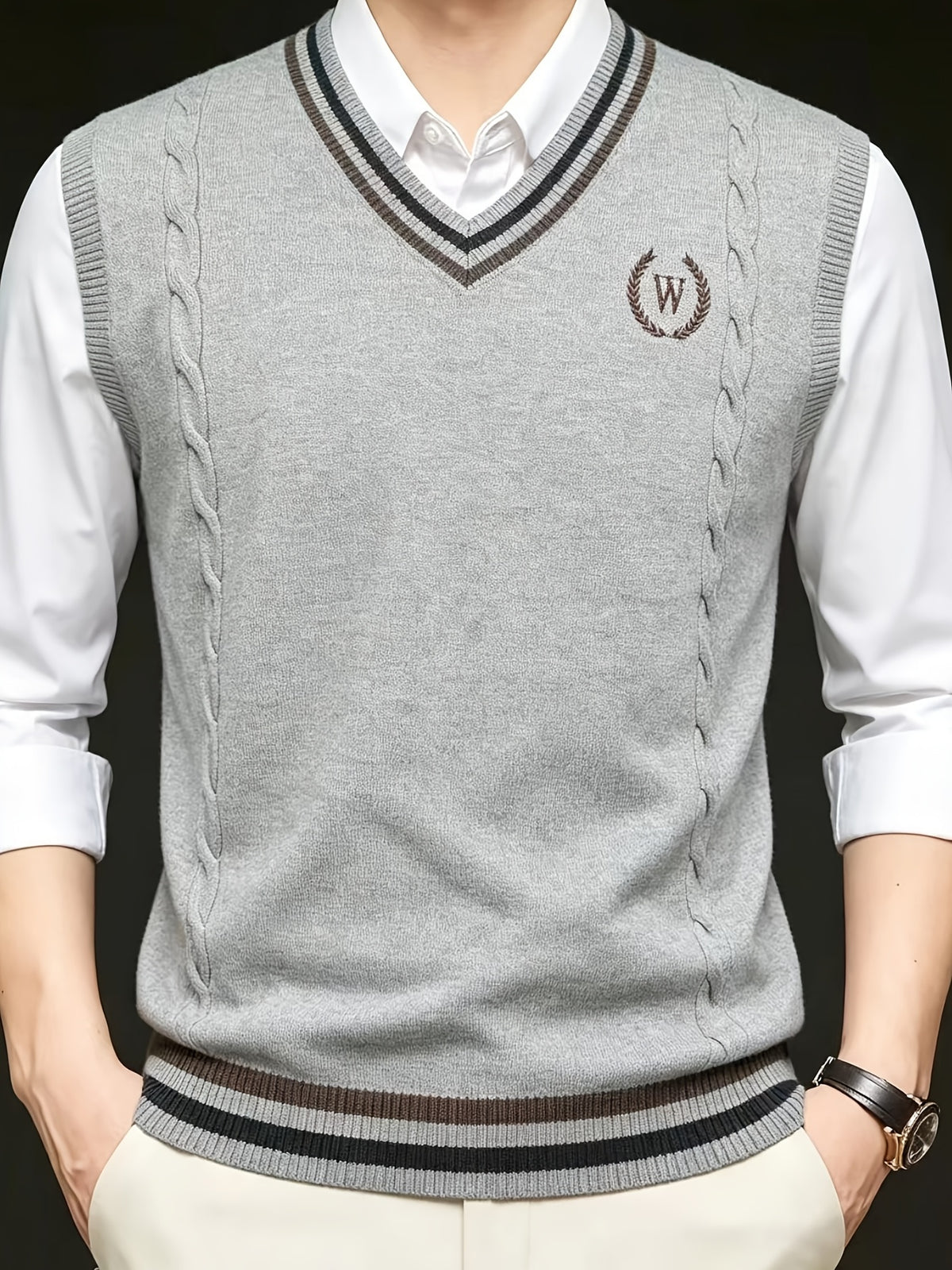 Back-to-school Season Vintage College Style Knitted Vest, Twisted Pattern Fried Dough Twists V-neck Vest, Embroidered Badge Contrast Stripe Sleeveless Sweater Vest, Comfortable and Skin-friendly, Easy to Match, Suitable for Daily Commuting Wear - Grey