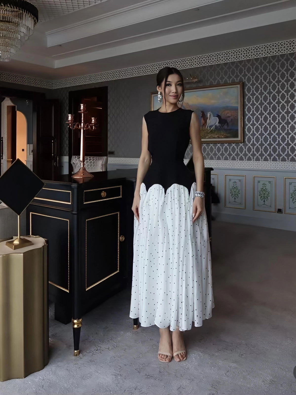 Elegant, Exquisite And Fashionable Women'S Bridesmaid Dress, Black And White Color-Blocking Design, Round Neck Sleeveless Style, Black Slim Fit Waist-Cinching Upper Part, White Base with Black Polka Dots Large Hem Lower Part, A-Line Dress - Black