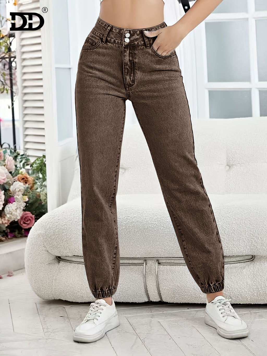 New Stretch Jogger Jeans for Women for Spring/Summer 2026, Featuring a Loose Straight-Leg Design. These Long Pants Are Made from Washed Coffee-Colored Denim, Equipped with Pockets - Coffee Color