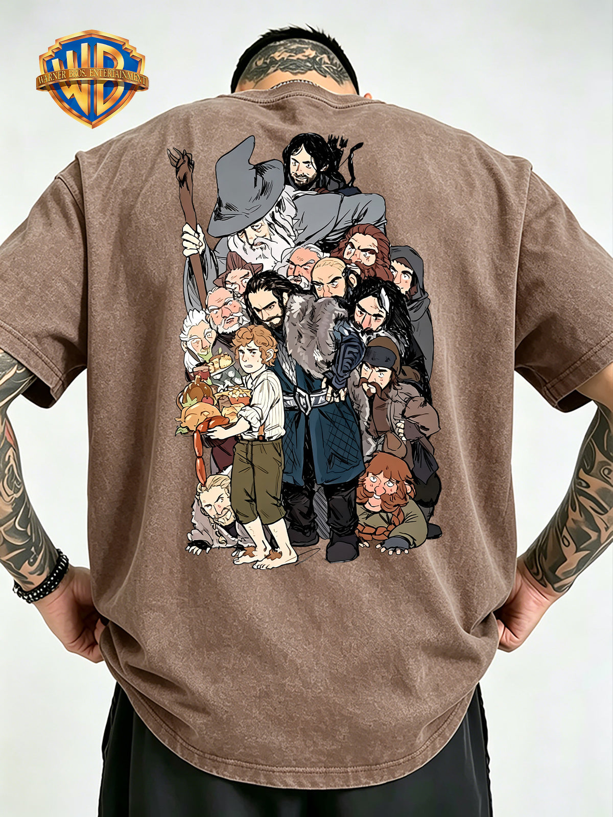 Warner Bros Official Men's Washed Pure Cotton Short-Sleeve T-Shirt, Featuring a Classic The Hobbit and Dwarves Team Anime Print on the Back, and a Circular Group Portrait Design of Characters on the Front Chest. Rich in Detail, It Showcases an Epic - Khaki